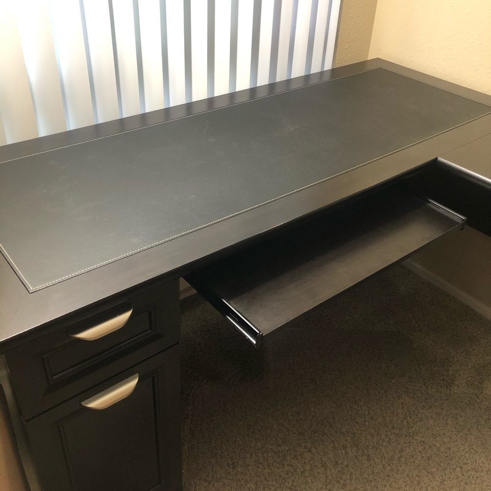 Desk - Picture 5 of 7